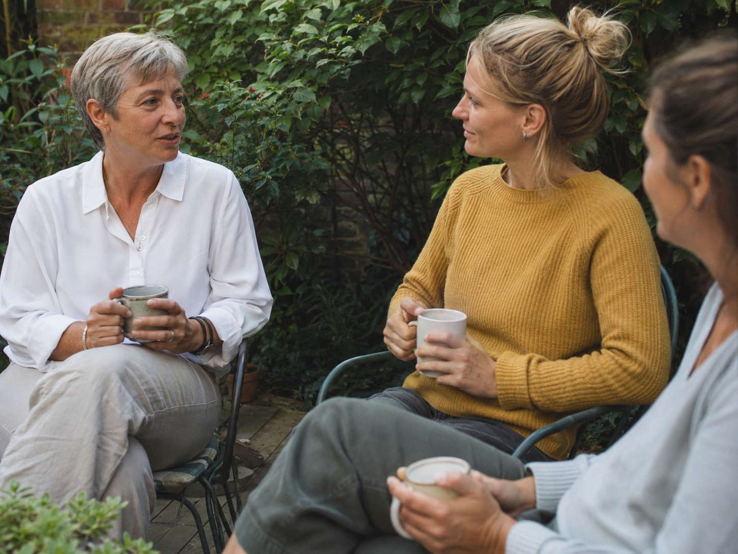 Des aidantes échangent autour d'un café au jardin